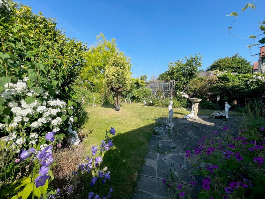 Lot: 36 - DETACHED TWO-BEDROOM COTTAGE IN POPULAR RESIDENTIAL LOCATION - Well kept flower garden to the rear